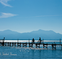 fileadmin/roha/images_galerie/stimmung-Sonne/CHIE-STEG-0007-D-roha-Chiemsee-Steg-Malerwinkel-Montainbike-Stimmung-Gegenlicht.png