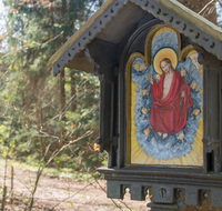 fileadmin/roha/images_galerie/kirche_religion/Tei-Wei-Rosenkranzweg/KKKM-TEI-WEI-ROS-12-0005-D-roha-Wegkreuz-Rosenkranz-Station-Teisendorf-Weildorf-Weg-Wald-Himmelfahrt.png