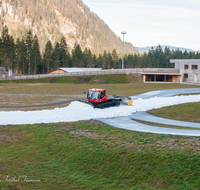 fileadmin/roha/images_galerie/orte_landschaft/Ruhpolding/RUH-BIATH-0021-D-roha-Ruhpolding-Chiemgau-Arena-Biathlon-Schneeband-Loipe-Stadion.png