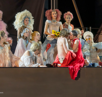 fileadmin/roha/Lieblingsbilder-making/SA-KU-JEDERM-2021-2144-03-D-roha-Salzburg-Festspiele-Jedermann-Theater-Dom.png