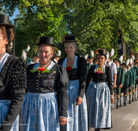 fileadmin/roha/images_galerie/orte_landschaft/Teisendorf/Gaufest-GauverbandI-Freitag14.-Sonntag23.Juli2023/BR-GAUFEST-TEIS-2023-2-1747-4-D-roha-Tracht-Gaufest-Teisendorf-Totengedenken.png