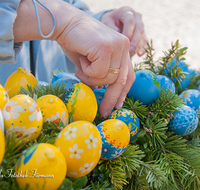 fileadmin/roha/images_galerie/brauchtum/Ostern/BR-OST-BRUN-MEN-0002-D-roha-Brauchtum-Osterbrunnen-Bad-Reichenhall-Florianiplatz-Osterei-Hand.png