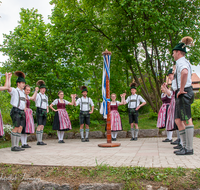 fileadmin/roha/images_galerie/brauchtum/Tracht/BR-TRACH-AUFH-20180501-1607-02-D-roha-Brauchtum-Tracht-Anger-Aufham-Bandltanz.png