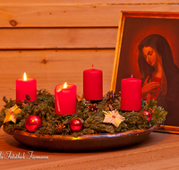 fileadmin/roha/images_galerie/brauchtum/Weihnachten/BR-WEIH-ADV-0012-D-roha-Brauchtum-Weihnachten-Advent-Frauentragen-Ikone-Marienbildnis-Adventskranz-Kerzen.png