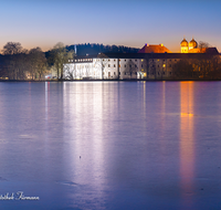 fileadmin/roha/images_galerie/orte_landschaft/Seeon-Seebruck/SEEON-KLO-NA-0001-D-M2-roha-Seeon-Seebruck-Kloster-Klostersee-Wasser-Winter-Nacht.png