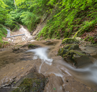 fileadmin/roha/images_galerie/orte_landschaft/Teisendorf/WEGE-TEIS-VERS-WAS-FA-0050-D-roha-Weg-Teisendorf-Verschoenerungsweg-Wald-Wasserfall.png