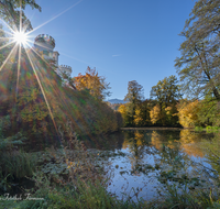 fileadmin/roha/images_galerie/orte_landschaft/Bad_Reichenhall/BAD-REI-MARZ-0009-01-D-roha-Bad-Reichenhall-Schloss-Marzoll-Weiher-Herbst.png