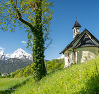 fileadmin/roha/images_galerie/orte_landschaft/Berchtesgaden/Kirchleitnkapelle/BGD-KIRCHL-KAP-0050-D-roha-Berchtesgaden-Kirchleitn-Kapelle-Fruehling-Watzmann.png