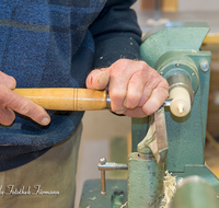 fileadmin/roha/images_galerie/arbeit_technik/Handwerk/HAN-DRECH-0031-D-roha-Handwerk-Drechseln-Kreisel-Werkstatt-Holz.png