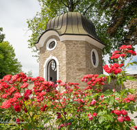 fileadmin/roha/Interessantes-in-Kurzform/KKKM-TEIS-FRIEDH-KR-0020-D-roha-Kirche-Friedhof-Teisendorf-Krieger-Denkmal-Rose.png