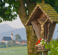 fileadmin/roha/images_galerie/kirche_religion/Weildorf/KKKM-WEIL-OED-0002-D-roha-Wegkreuz-Weildorf-Wimmern-Ederhof-Hochstaufen.png