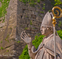 fileadmin/roha/images_galerie/orte_landschaft/Salzburg/St-Peter-Katakomben/SA-ALTST-RUP-0001-D-roha-Salzburg-Altstadt-Hl-Rupert-Marmor-Statue.png