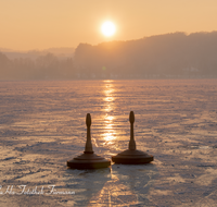 fileadmin/roha/images_galerie/Freizeit-Sport/SPO-EIS-STOCK-WAG-0001-05-D-roha-Sport-Winter-Eis-Eisstock-Waginger-See-Kuehnhausen-Sonnenuntergang-Stimmung.png