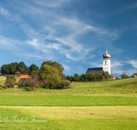 fileadmin/roha/images_galerie/orte_landschaft/Surberg_-_Lauter/SURB-0001-1-D-roha-Surberg-Kirche-Landwirtschaft-Traunstein.png