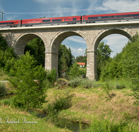 fileadmin/roha/images_galerie/arbeit_technik/TECHN-EISENB-TEI-0020-03-D-roha-Technik-Eisenbahn-Zug-Bahnlinie-Viadukt-Teisendorf.png