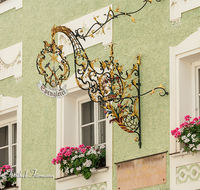 fileadmin/roha/images_galerie/orte_landschaft/Teisendorf/Teisendorf-Markt/TEI-MA-AUSL-0004-1-D-roha-Teisendorf-Ausleger-Spengler-Fassade-Blumenschmuck-Zunftzeichen.png