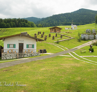 fileadmin/roha/images_galerie/orte_landschaft/Teisendorf/Neukirchen/Neukirchen-Theater/TEI-NEUK-KOEHL-TH-0004-D-roha-Teisendorf-Neukirchen-Theater-Buehne-Freilicht.png