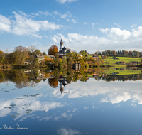 fileadmin/roha/images_galerie/orte_landschaft/Anger/Hoeglwoerth/AN-HOE-0083-A-01-D-roha-Anger-Hoeglwoerth-Kloster-See-Spiegelung-Herbst.png