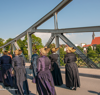 fileadmin/roha/images_galerie/brauchtum/Fronleichnam/Oberndorf-Himmelbrotschutzen/BR-FRON-OBERND-0007-01-14-D-roha-Brauchtum-Fronleichnam-Oberndorf-Salzach-Schiffer-Garde-Monstranz-Himmelbrotschutzen.png