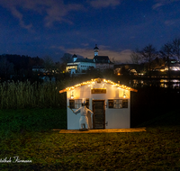 fileadmin/roha/images_galerie/brauchtum/Weihnachten-Laternenzauber-Anger/BR-WEIH-HOE-LA-2018-12-21-1738-D-roha-Brauchtum-Weihnachten-Herbergsuche-Hoeglwoerth-See-Anger-Laternenzauber-Kloster_01.png