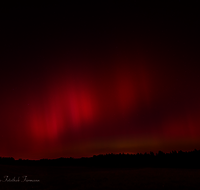 fileadmin/roha/images_galerie/orte_landschaft/Teisendorf/IN-LANDS-Teisendorf/LANDS-HIM-POL-0001-D-roha-Landschaft-Himmel-Nacht-Polarlicht.png