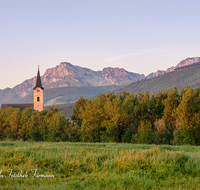 fileadmin/roha/images_galerie/orte_landschaft/Teisendorf/TEI-NORD-WEST-0029-D-roha-Teisendorf-Hochstaufen-Sonnenaufgang-Kirche.png