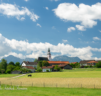 fileadmin/roha/images_galerie/orte_landschaft/Teisendorf/Weildorf/TEI-WEI-0004-10-D-roha-Teisendorf-Weildorf-Kirche-Hochstaufen-Zwiesel.png