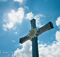 fileadmin/roha/images_galerie/orte_landschaft/Berchtesgaden/Kehlstein/BGD-KE-0009-2-D-roha-Berchtesgaden-Kehlstein-Gipfelkreuz-Edelweiss.png