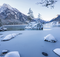 fileadmin/roha/images_galerie/Winter/BGD-RA-HI-WI-0008-D-roha-Berchtesgaden-Ramsau-Hintersee-Winter-Blaueis-Hochkalter.png