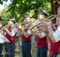 fileadmin/roha/images_galerie/orte_landschaft/Teisendorf/Gaufest-GauverbandI-Freitag14.-Sonntag23.Juli2023/BR-GAUFEST-TEIS-2023-2-1732-1-D-roha-Tracht-Gaufest-Teisendorf-Standkonzert-Musikkapelle.png