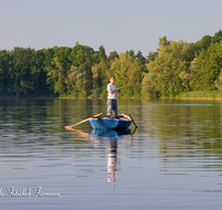 fileadmin/roha/images_galerie/orte_landschaft/Abtsdorf-Abtsdorfer-See/FISCH-ABTSD-0032-D-roha-Fischer-Boot-Wasser-Laufen-Leobendorf-Abtsdorfer-See-Angel-Rute.png