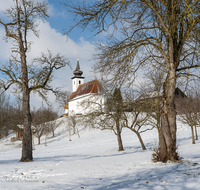 fileadmin/roha/images_galerie/orte_landschaft/Saaldorf/SAAL-SILL-WI-0001-D-roha-Saaldorf-Sillersdorf-Kirche-St-Georg-Winter-Schnee.png