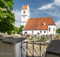 fileadmin/roha/images_galerie/orte_landschaft/Saaldorf/SAAL-SURH-KIR-0002-D-roha-Saaldorf-Surheim-Kirche-Friedhof-Grab.png