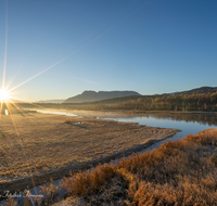 fileadmin/roha/images_galerie/orte_landschaft/Ainring/SO-AU-AIN-MOOR-0001-0750-02-D-roha-Sonnenaufgang-Ainring-Moor-See.png