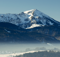 fileadmin/roha/images_galerie/orte_landschaft/Siegsdorf/WINT-CHIEMG-0004-3-D-roha-Winter-Chiemgau-Berge-Hochberg-Hochfelln-Siegsdorf-Traunstein.png