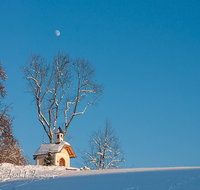 fileadmin/roha/images_galerie/kirche_religion/Berchtesgaden/BGD-KIRCHL-KAP-0004-D-roha-Berchtesgaden-Kirchleitn-Kapelle-Winter-Schnee-Mond.png