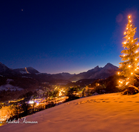 fileadmin/roha/images_galerie/orte_landschaft/Berchtesgaden/Markt-Berchtesgaden/BGD-PANO-WINT-0004-D-roha-Berchtesgaden-Panorama-Winter-Weihnachten-Christbaum-Nacht-Watzmann.png