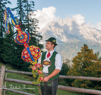 fileadmin/roha/images_galerie/brauchtum/Almabtrieb/Almabtrieb-Wasserfallalm/BR-ALMAB-BGD-OB-SLUZ-0044-D-roha-Almabtrieb-Berchtesgaden-Wasserfallalm-Obersulzberglehen-Senner-Fuikl.png