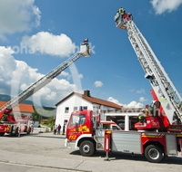 fileadmin/roha/images_galerie/Feuerwehr-Florianijuenger/FFW-TEI-DREHL-0029-D-roha-Feuerwehr-Teisendorf-Freilassing-Drehleiter-blauer-Himmel.jpg