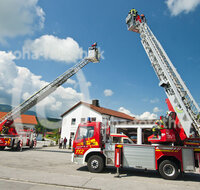 fileadmin/roha/images_galerie/Feuerwehr-Florianijuenger/FFW-TEI-DREHL-0029-D-roha-Feuerwehr-Teisendorf-Freilassing-Drehleiter-blauer-Himmel.jpg