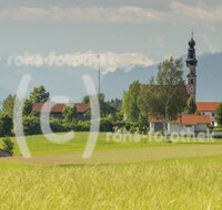 fileadmin/roha/images_galerie/orte_landschaft/Kirchanschoering/KIRCH-KIRCHST-0005-D-roha-Kirchanschoering-Kirchstein-Kirche-Bergpanorama_Kopie.jpg