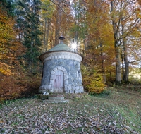 fileadmin/roha/images_galerie/orte_landschaft/Teisendorf/Neukirchen/KKKM-SIEG-KRESS-0007-D-roha-Kapelle-Siegsdorf-Kressenberg-Pulverturm.png