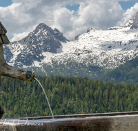 fileadmin/roha/Interessantes-in-Kurzform/ab-4-2021/LANDA-BRUN-KALLB-0001-D-roha-Landart-Brunnen-Wasser-Kallbrunn-Alm.png