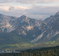 fileadmin/roha/images_galerie/orte_landschaft/Teisendorf/IN-LANDS-Teisendorf/LANDS-TEIS-STOI-HOCHST-0002-D-roha-Landschaft-Hochstaufen-Zwiesel-Bergwald.png