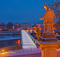 fileadmin/roha/images_galerie/orte_landschaft/Laufen/LAUF-STEG-0010-D-roha-Laufen-Salzach-Stiftskirche-Europa-Steg-Winter-Nacht-Nepomuk.png