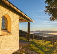 fileadmin/roha/Lieblingsbilder-making/SON-AU-STOISS-A-0003-0809-01-D-roha-Sonnenaufgang-Stoisser-Alm-Teisenberg-Kapelle.png