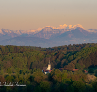 fileadmin/roha/images_galerie/orte_landschaft/Waging/WAG-GAD-0003-D-roha-Waging-Gaden-Kirche-Sonnennuntergang-Stimmung.png