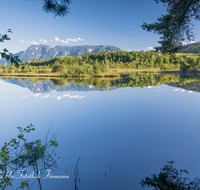 fileadmin/roha/images_galerie/orte_landschaft/Ainring/AINR-MOOR-0006-5-D-roha-Ainring-Moor-See-Untersberg.png