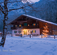 fileadmin/roha/images_galerie/orte_landschaft/Berchtesgaden/Nationalpark_Klausbachtal_Wimbachtal_-Klamm/BGD-NAT-0001-4-D-roha-Berchtesgaden-Nationalpark-Nationalparkhaus-Winter-Klausbachtal-Christbaum.png