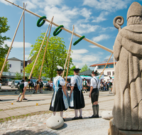 fileadmin/roha/images_galerie/brauchtum/Maibaum/Teisendorf/BR-MAIB-TEI-0066-D-roha-Brauchtum-Maibaum-Teisendorf-Marktplatz-Tracht.png